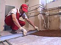 Выравнивание слоя керамзита по установленному уровню