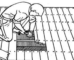 стамеской или гвоздодером поддевают доску и удаляют ее