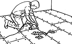 Поврежденные доски или плиты несравненно быстрее и проще можно убрать с помощью ручной циркулярной пилы.