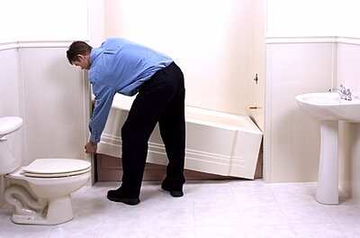 Устанавливаем чашу ванны