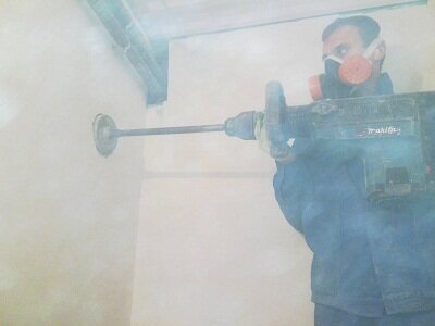 Монтаж вентиляции санузла - Просверливаем перфоратором отверстие