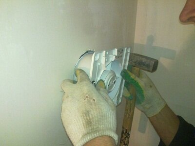 Монтаж вентиляции санузла - предварительно вставляем в канал вентилятор