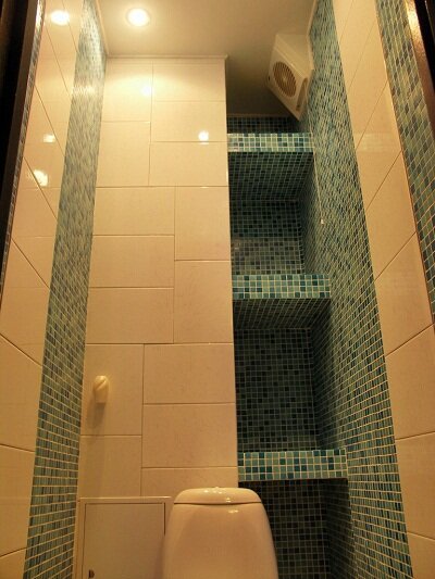 Зашивка сантехнического стояка в туалете с устройством полок