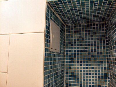 Зашивка сантехнического стояка в туалете с устройством полок