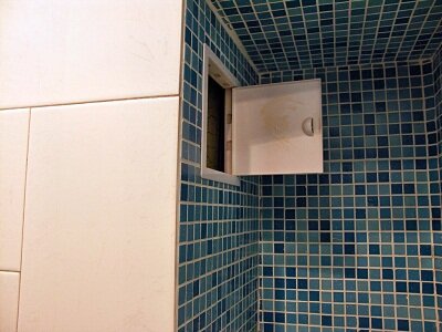 Зашивка сантехнического стояка в туалете с устройством полок