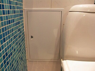 Зашивка сантехнического стояка в туалете с устройством полок