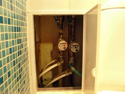 Зашивка сантехнического стояка в туалете с устройством полок