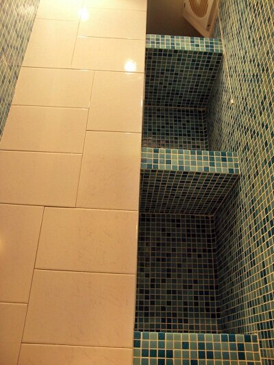 Зашивка сантехнического стояка в туалете с устройством полок