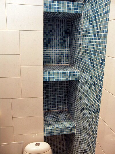 Зашивка сантехнического стояка в туалете с устройством полок