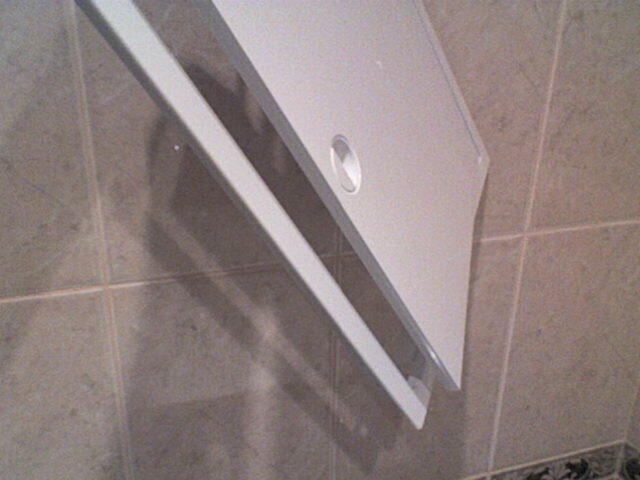 Как установить сантехнический люк на клей