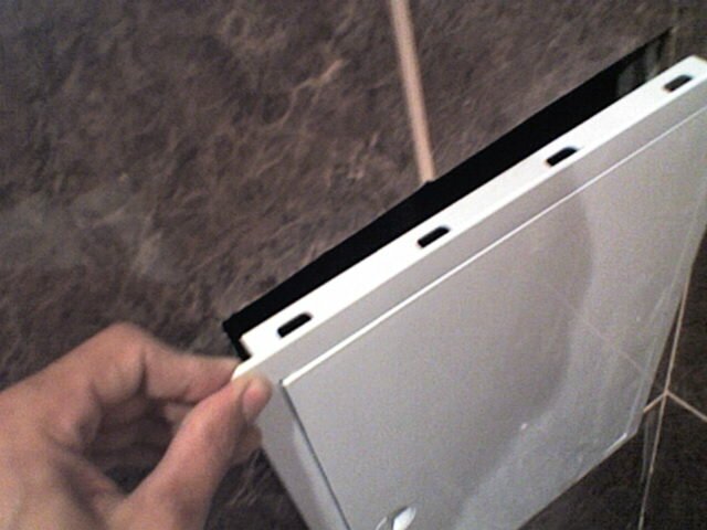 Как установить сантехнический люк на клей