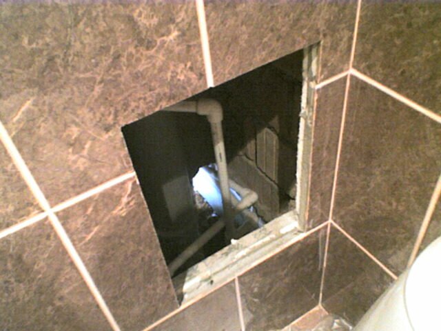 Как установить сантехнический люк на клей