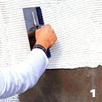 нанесение клея при укладке мозаики