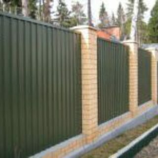 Профнастил в ограждениях: нюансы установки