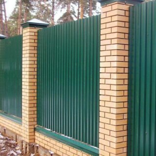 Забор из профнастила: технология, конструкция и материалы
