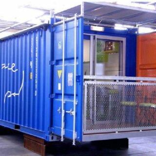 Необычный дом из контейнера