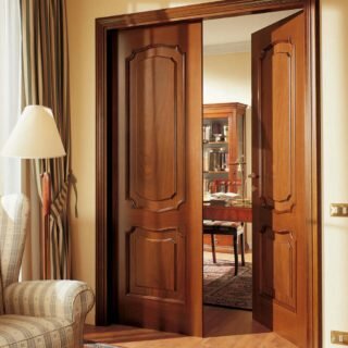 Двери из массива: преимущества и особенности древесины