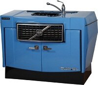 Ронен жестянщик преобразовывает старые автозапчасти в мебель