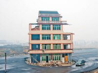 Дом остался посреди дороги