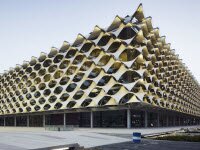 Красивый геометрический фасад защищает от солнца Национальную библиотеку короля Фахда