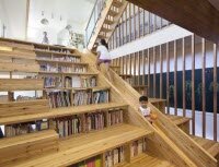 Эффектная лестница доминирует дома, выполняя множество функций