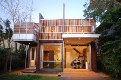 Дом Бродвей в Мельбурне после ремонта с красочным затенением экрана, который блокирует тепло