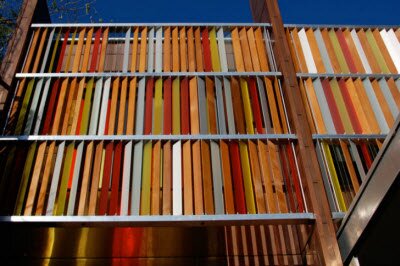 Дом Бродвей в Мельбурне после ремонта с красочным затенением экрана, который блокирует тепло