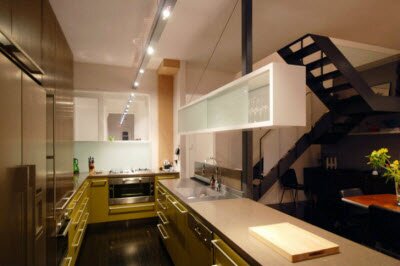 Дом Бродвей в Мельбурне после ремонта с красочным затенением экрана, который блокирует тепло