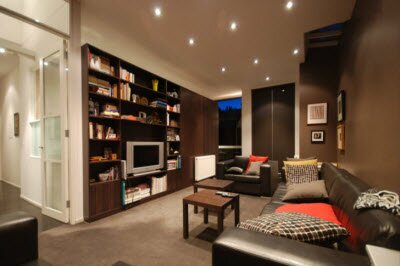 Дом Бродвей в Мельбурне после ремонта с красочным затенением экрана, который блокирует тепло