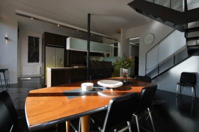 Дом Бродвей в Мельбурне после ремонта с красочным затенением экрана, который блокирует тепло