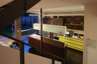 Дом Бродвей в Мельбурне после ремонта с красочным затенением экрана, который блокирует тепло