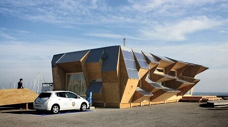 Солнечный House 2.0 павильон построен с модульных фотоэлектрических кровельных панелей.