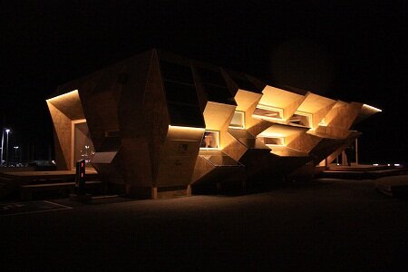 Солнечный House 2.0 павильон построен с модульных фотоэлектрических кровельных панелей.