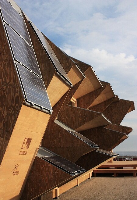 Солнечный House 2.0 павильон построен с модульных фотоэлектрических кровельных панелей.