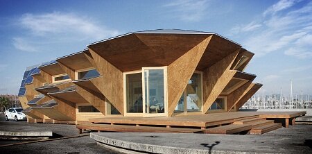 Солнечный House 2.0 павильон построен с модульных фотоэлектрических кровельных панелей.