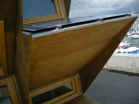 Солнечный House 2.0 павильон построен с модульных фотоэлектрических кровельных панелей.