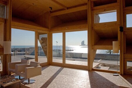 Солнечный House 2.0 павильон построен с модульных фотоэлектрических кровельных панелей.