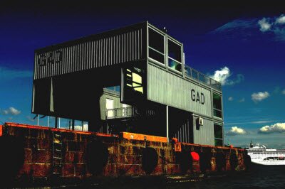 Мобильная галерея из контейнеров для художественных выставок