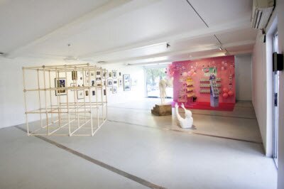 Мобильная галерея из контейнеров для художественных выставок