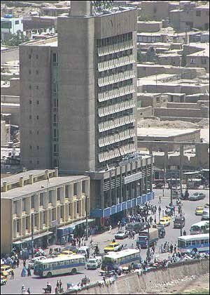 Женщины Афганистана не могут выйти во внутренние дворы без того, чтобы их не увидели посторонние мужчины из многоэтажных зданий