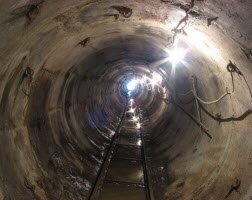 Мать с полуторагодовалым ребенком провалились в яму в Брянске, ребенка унесло унесло сточными водами