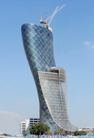 В здании небоскреба с самым большим в мире наклоном – 18º открылась гостиница