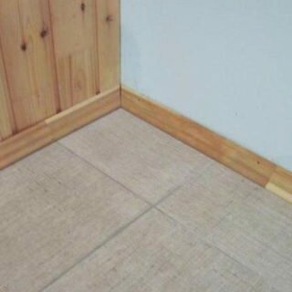 Крепим плинтус к бетонной стене