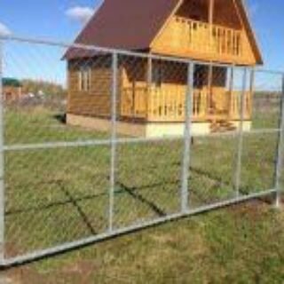 Заборы из сетки рабицы. Надежность временного ограждения.