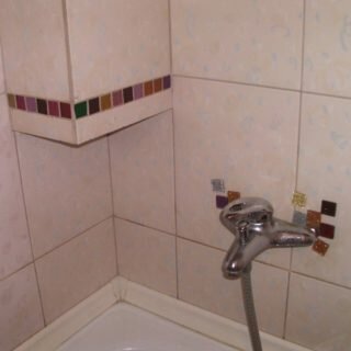 Маленькая удобная и нарядная ванная комната с нишами